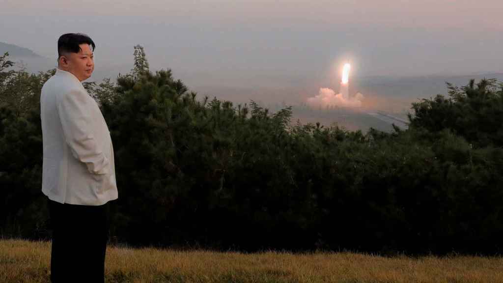 Kim Jong-Un supervisa el lanzamiento de misiles.