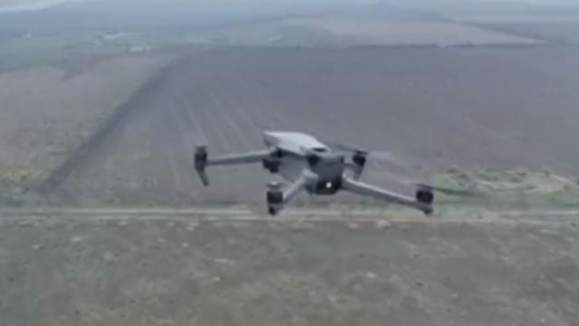 Vídeo de un dron ucraniano frente a uno ruso