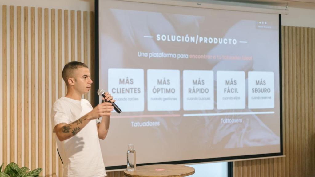 Tattoox presentando en el Demo Day de la segunda edición del programa.