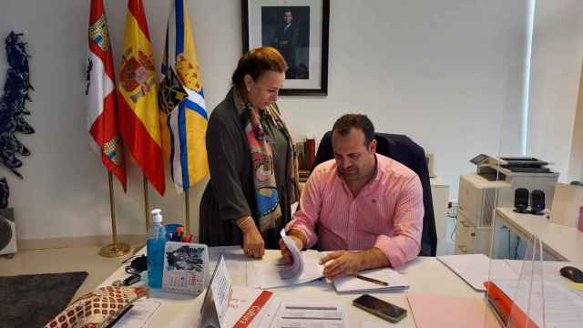El alcalde firma el convenio con la UNED