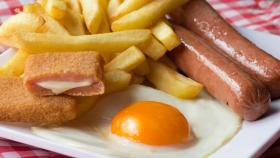 Un plato combinado con carne procesada, vinculada con el cáncer.