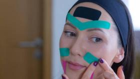 Mujer utilizando la técnica 'face taping'. IStock