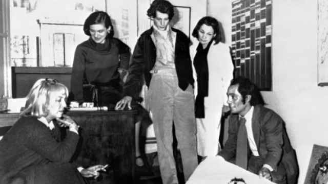 En Marsella, 10 de septiembre de 1976. De izquierda a derecha: Maya Widmaier-Picasso, Paloma Picasso, Bernard Ruiz-Picasso, Christine Ruiz-Picasso y Claude Picasso identifican los lienzos robados y recuperados.