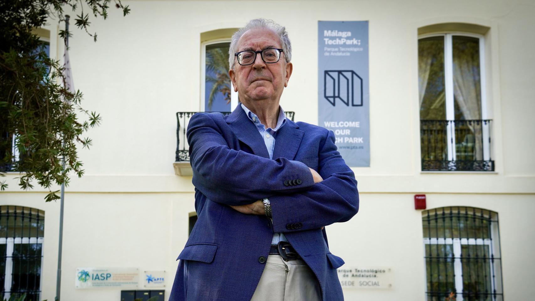 Felipe Romera, en la puerta de la sede principal del parque tecnológico, posa para este diario.