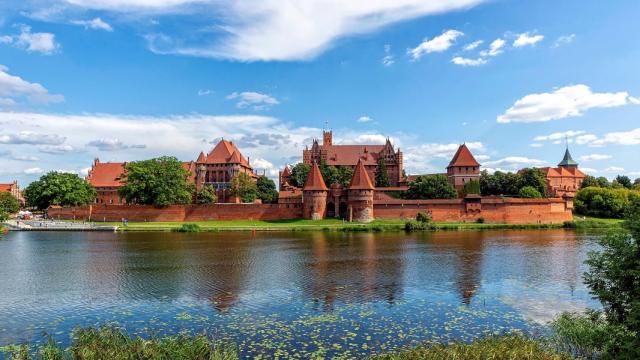 Este es el castillo de estilo gótico más grande de Europa