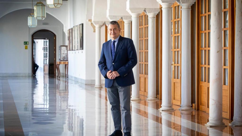 El consejero de la Presidencia de la Junta de Andalucía, Antonio Sanz, en uno de los pasillos del Parlamento andaluz.
