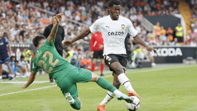 Musah, del Valencia, se va de un rival del Elche.