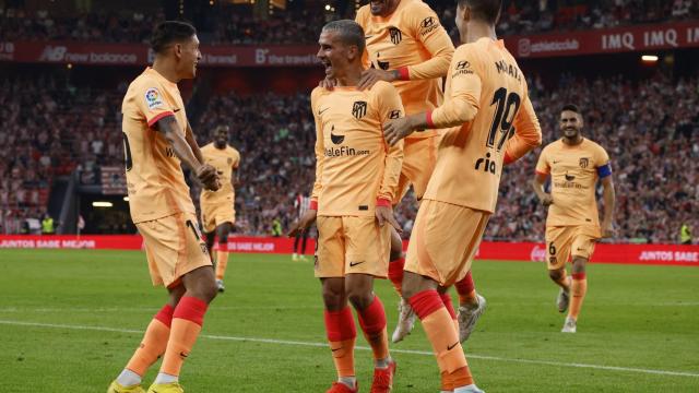 Griezmann celebra el gol del Atlético de Madrid con sus compañeros.