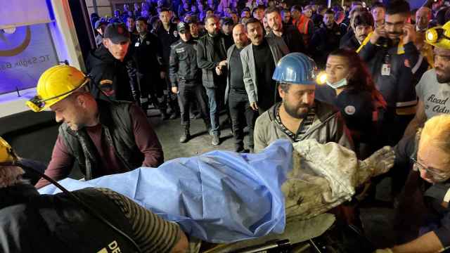 Un minero herido es introducido en una ambulancia tras la explosión de una mina de carbón en Amasra.