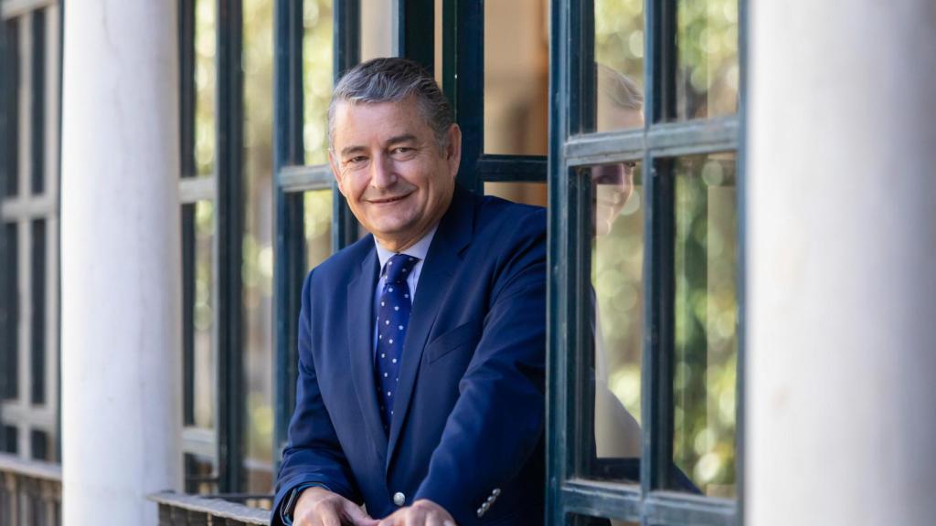 El consejero de la Presidencia de la Junta de Andalucía, Antonio Sanz, posa para EL ESPAÑOL en el Parlamento andaluz.
