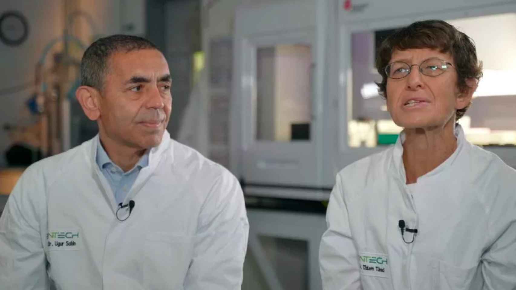 Uğur Şahin y Özlem Türeci, investigadores y fundadores de BioNTech, durante su entrevista en la cadena británica 'BBC'.