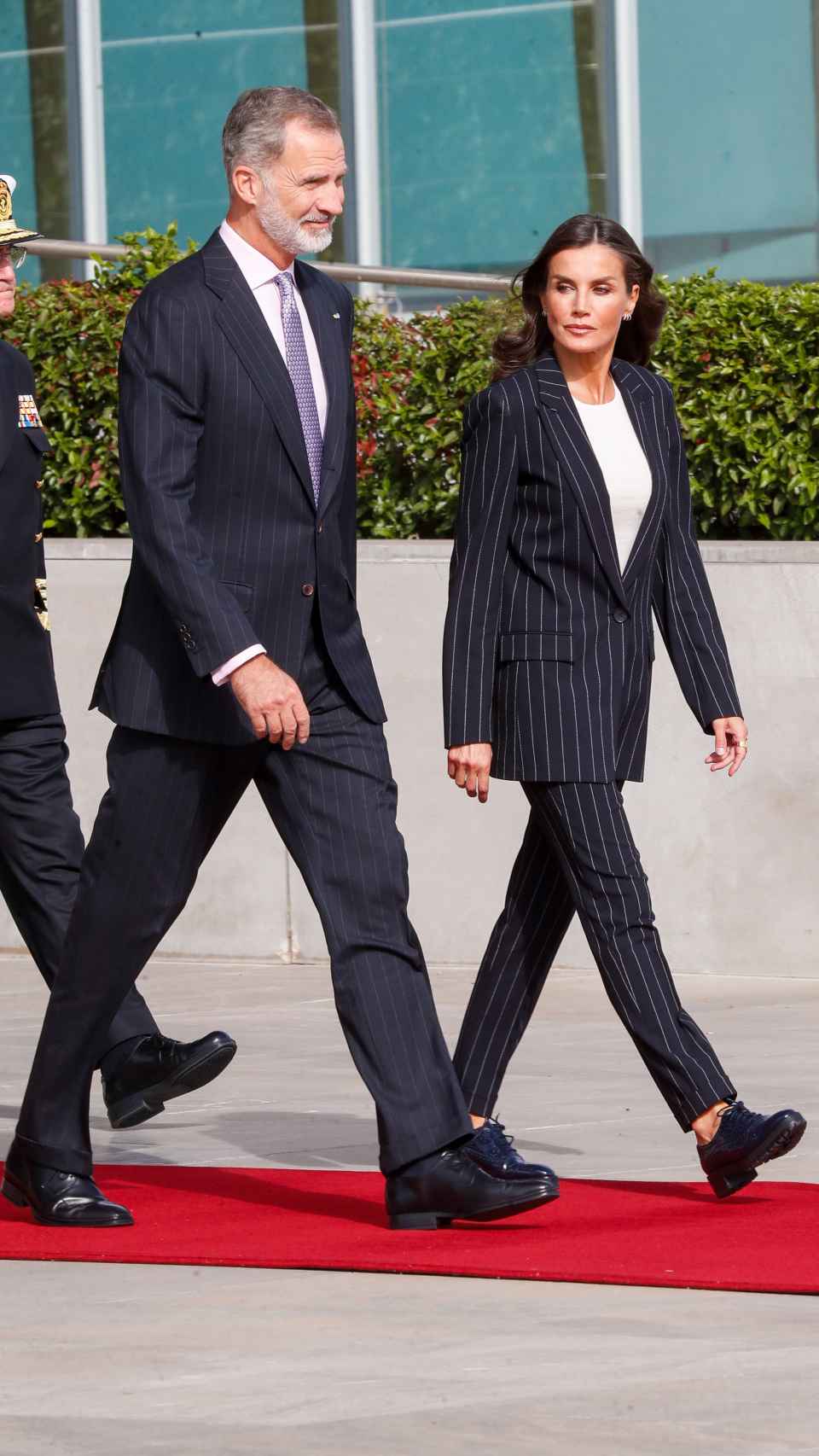 La reina Letizia ha elegido un traje de raya diplomática y zapatos planos.