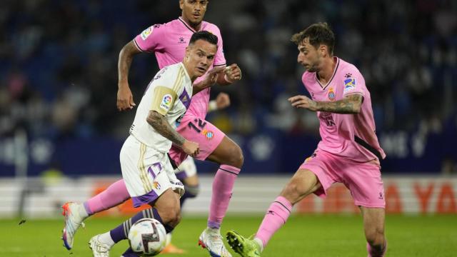 Roque Mesa y Pol Lozano disputan un balón en el Espanyol - Valladolid.