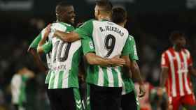 Borja Iglesias y Carvalho celebran uno de los goles del Betis.