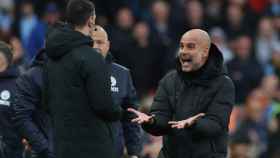 Pep Guardiola pierde los papeles en una protesta contra el cuarto árbitro en un Liverpool - Manchester City