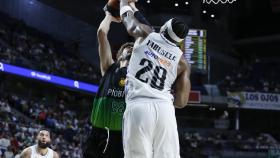 Yabusele coloca un tapón sobre Ante Tomic