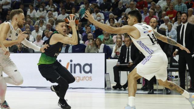 Gaby Deck intenta detener el avance de Kyle Guy en un ataque de Joventut