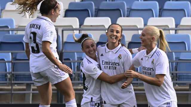 Piña de las jugadoras del Real Madrid Femenino para celebrar el gol de Caroline Weir