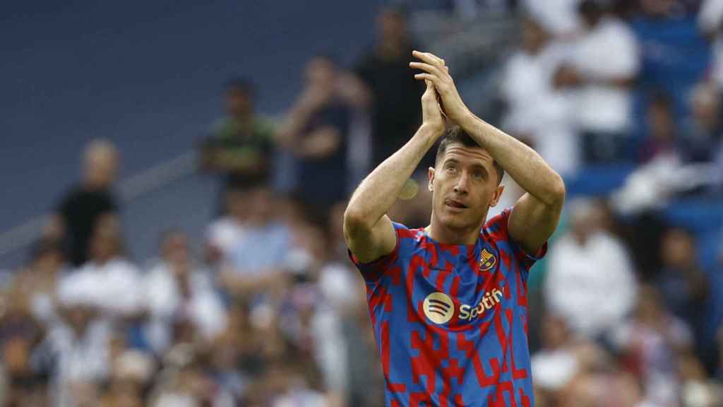 Robert Lewandowski calienta en el Santiago Bernabéu