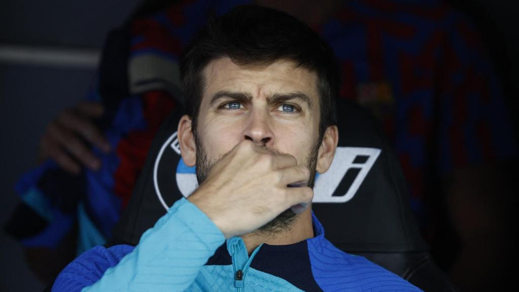 Gerard Piqué en el banquillo del Santiago Bernabéu
