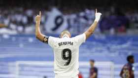 Karim Benzema celebra su gol ante el Barça en el Santiago Bernabéu