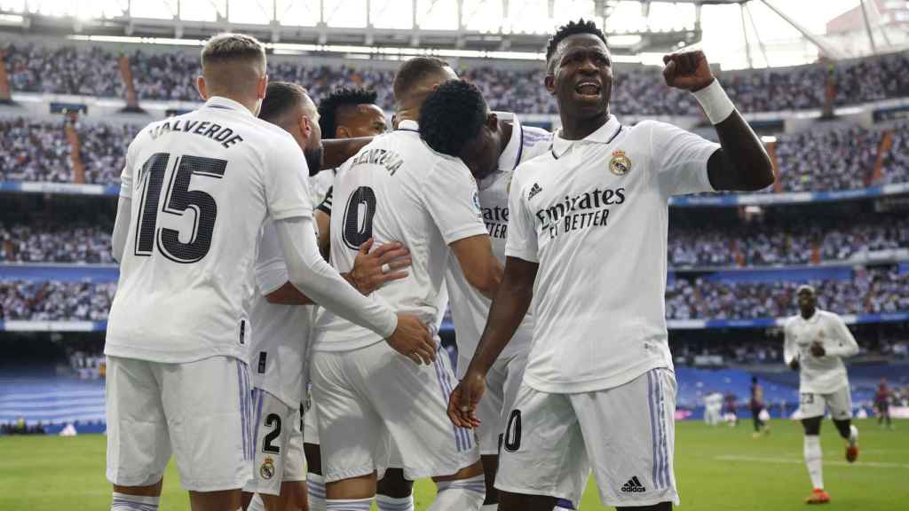 Los jugadores del Real Madrid celebran el gol de Benzema en El Clásico