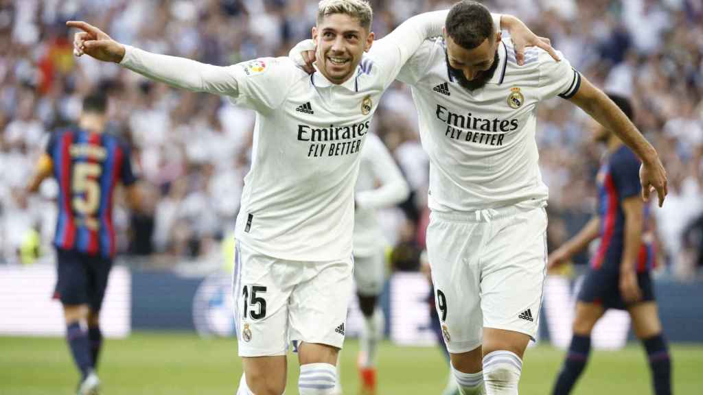 Fede Valverde y Karim Benzema celebran un gol en El Clásico