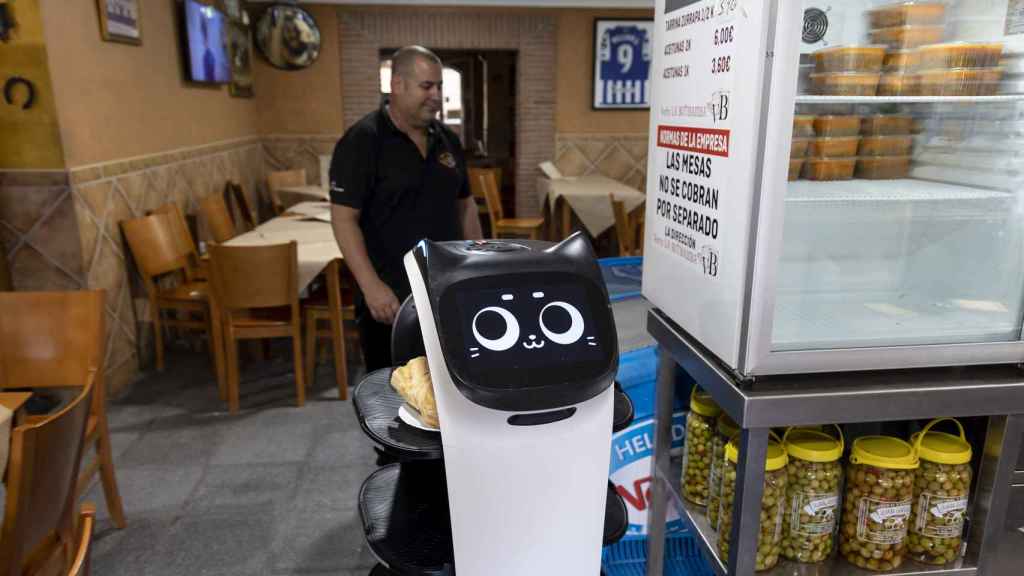 Un robot camarero atiende a los clientes en la Venta Restaurante La Butibamba, en la localidad de Mijas (Málaga).