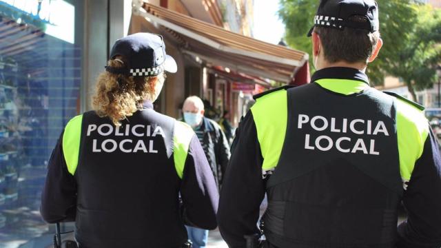 Dos agentes de la Policía Local de Málaga.