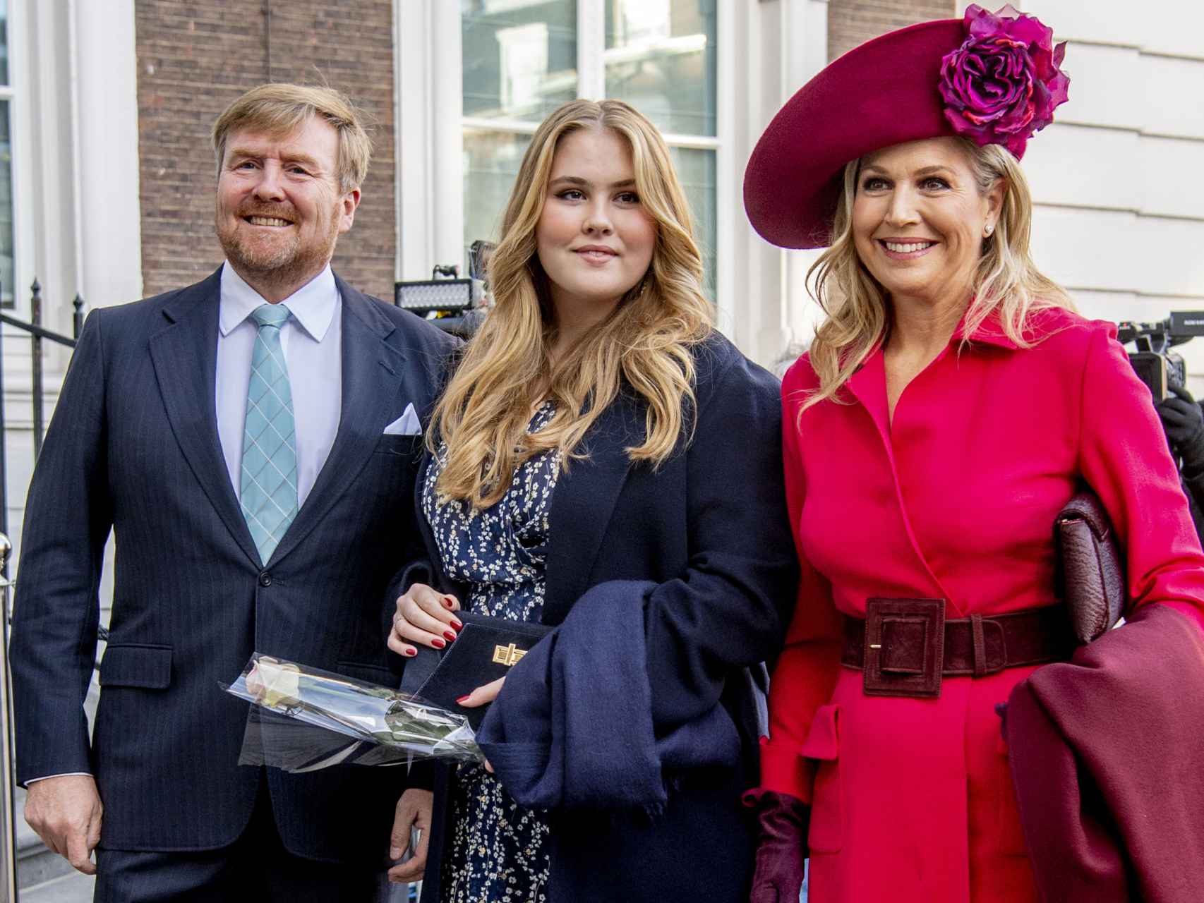 La princesa Amalia junto a sus padres, los reyes Guillermo y Máxima de Holanda.