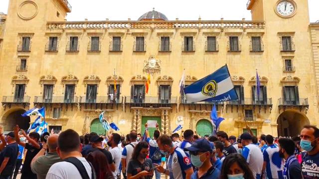 Los seguidores del Hércules, en la plaza del Ayuntamiento de Alicante, en una imagen de 2021.