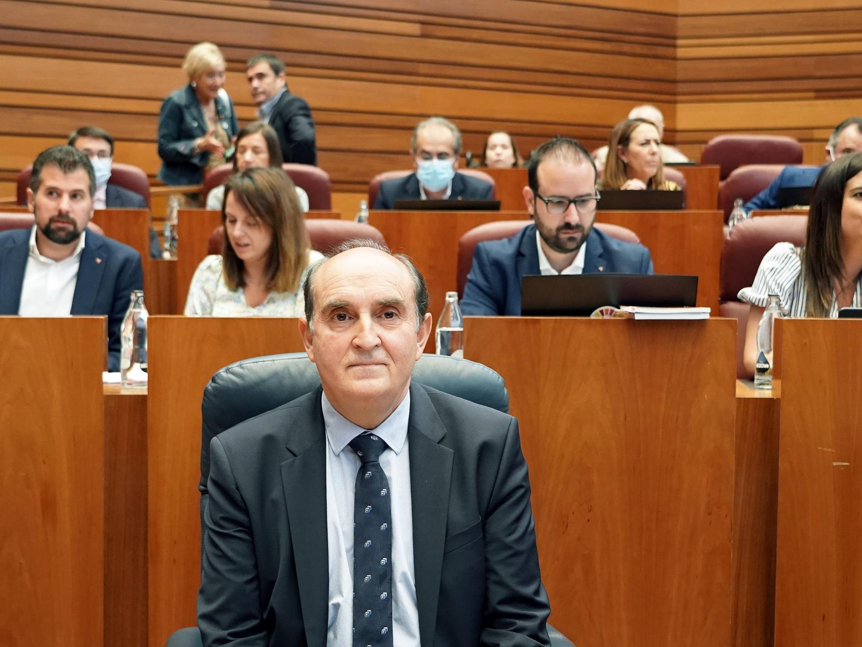 El Procurador del Común, Tomás Quintana, en el pleno de las Cortes el pasado mes de mayo.