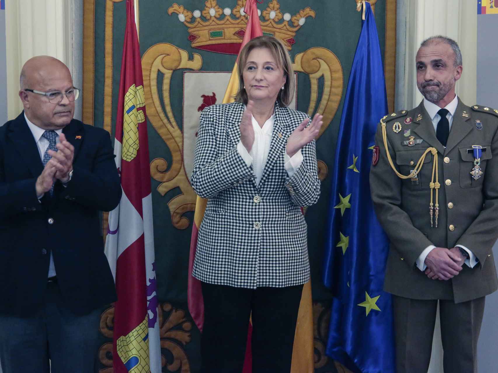 El teniente coronel de la UME José Alberto Baraja Navarro recibe en León la Cruz de Oficial de la Orden del Mérito Civil, este lunes.
