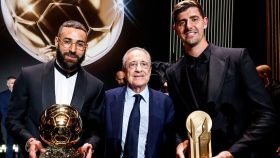 Florentino Pérez, junto a Karim Benzema (Balón de Oro) y Thibaut Courtois (Trofeo Lev Yashin)