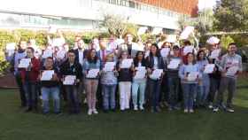Los alumnos de Futurempleo con sus diplomas acreditativos.