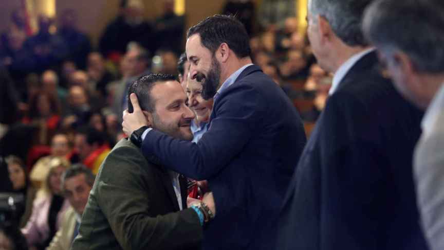 Luis Miguel Núñez y Santiago Abascal se abrazan en un acto en Toledo el 31 de enero de 2019.
