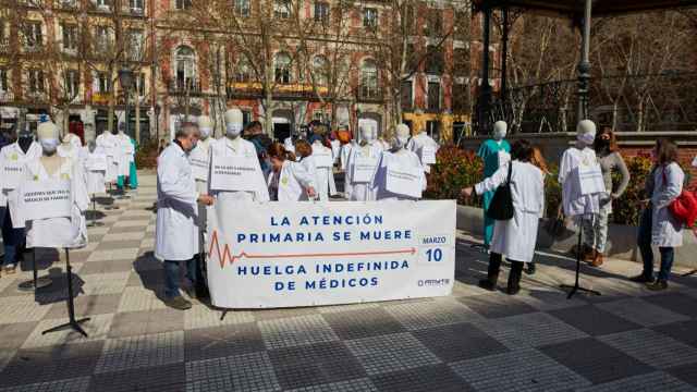 Una protesta de profesionales de Atención Primaria, en la plaza de Chamberí (Madrid).