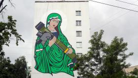 El meme de Saint Javelin convertido en un mural en un edificio de Kiev