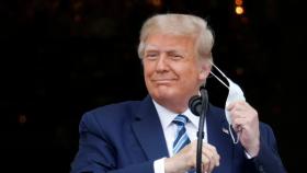 Donald Trump, en noviembre de 2020, se quita la mascarilla.