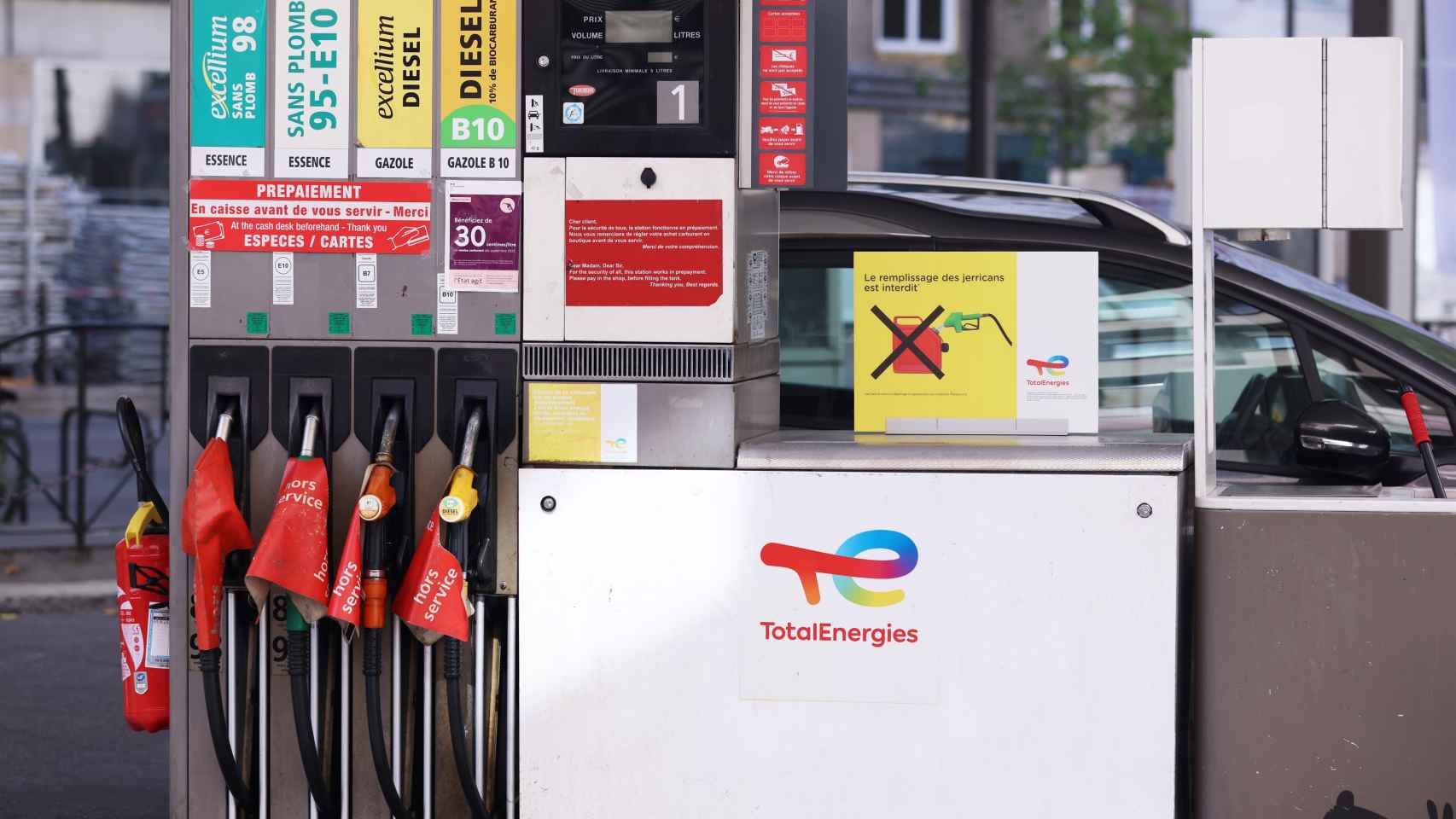 Gasolinera sin servicio de suministro de combustible en Francia.