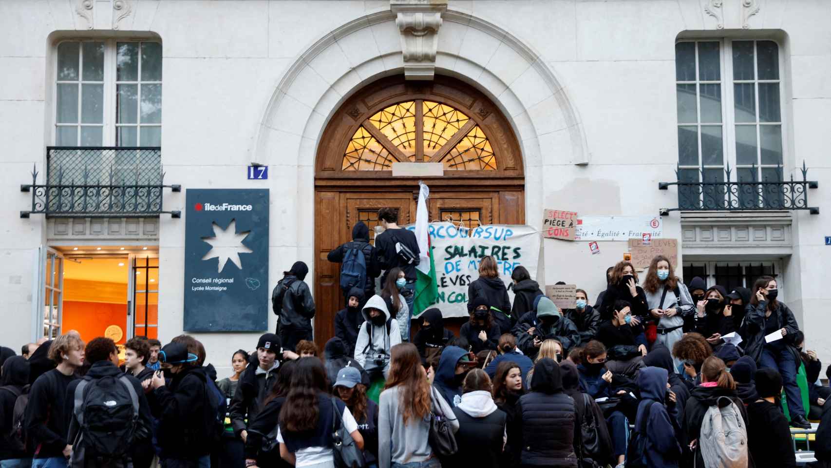 Estudiantes franceses bloquean la entrada del Liceo Montaigne de París es martes.