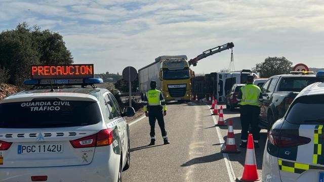 Camión volcado en el puente de la Estrella