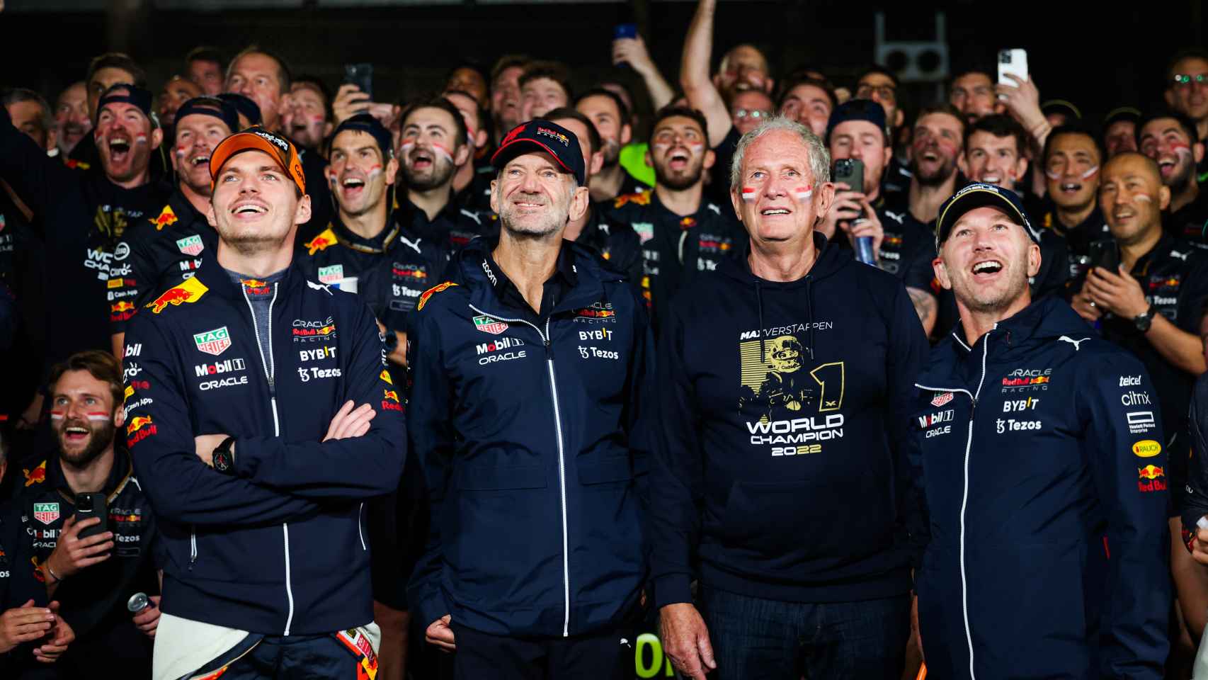 Max Verstappen, Adrian Newey, Helmut Marko y Christian Horner en una celebración de Red Bull
