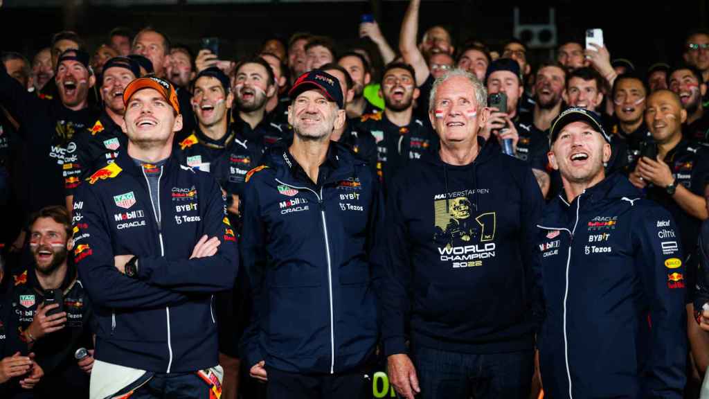 Max Verstappen, Adrian Newey, Helmut Marko y Christian Horner en una celebración de Red Bull