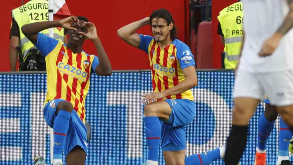 Edinson Cavani, celebrando un gol con el Valencia junto a Ilaix Moriba