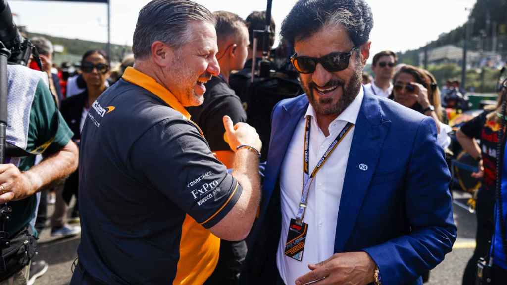 Zak Brown saluda a  Mohammed Ben Sulayem en el Gran Premio de Bélgica 2022