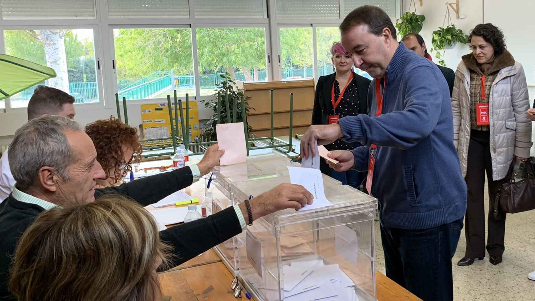 Aurelio Zapata depositando su voto en las elecciones generales de 2019.