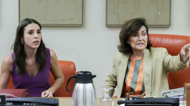 La ministra de Igualdad, Irene Montero, junto a la presidenta de la Comisión de Igualdad, Carmen Calvo.
