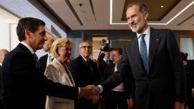 José María Álvarez-Pallete, presidente de Telefónica, saluda al Rey Felipe VI en el X Foro Hispano Alemán de Berlín