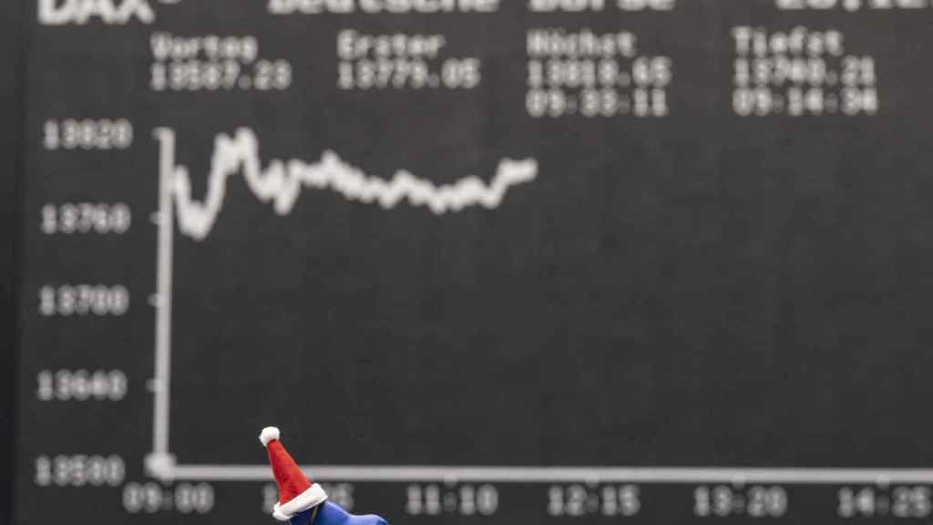 Panel de la Bolsa de Fráncfort en la que aparece la figura de un toro, símbolo de alzas bursátiles, en las navidades de 2020.